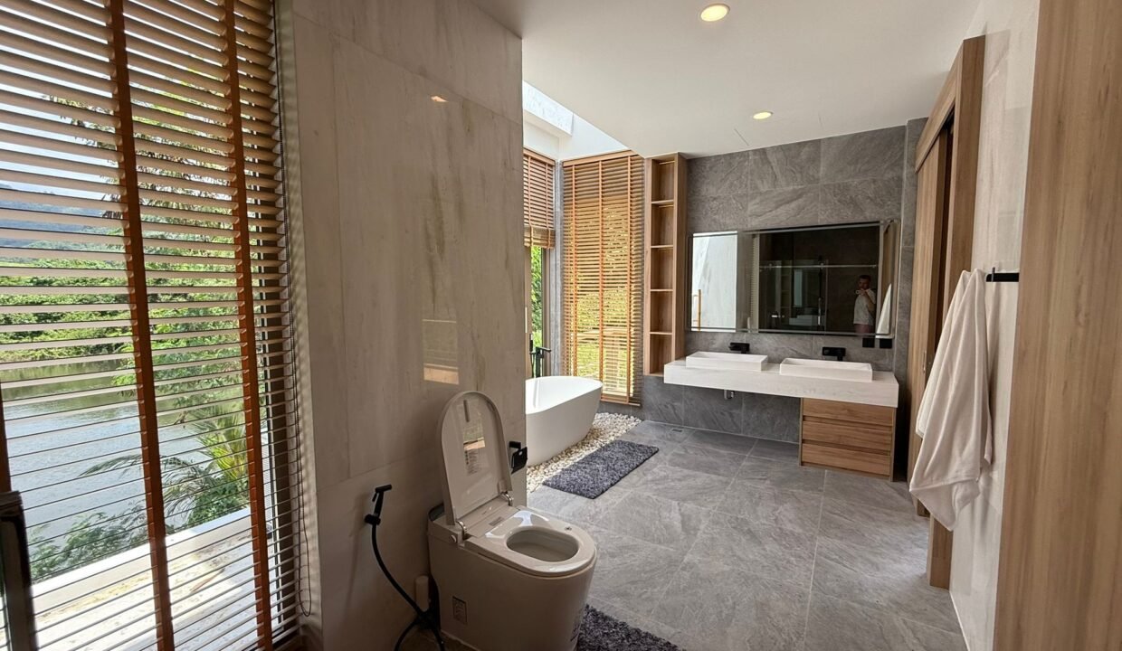 34. master bathroom 4